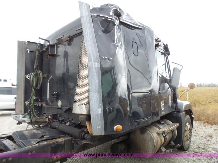 image for item L5419 2003 Freightliner Century Class ST120 semi truck