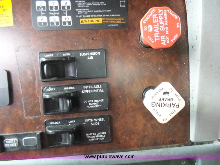 image for item L5419 2003 Freightliner Century Class ST120 semi truck