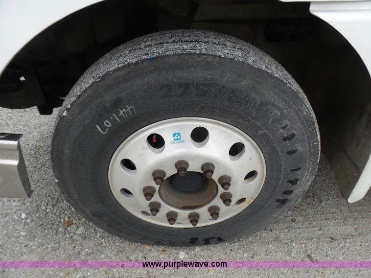 image for item L5420 2005 International 9400i semi truck