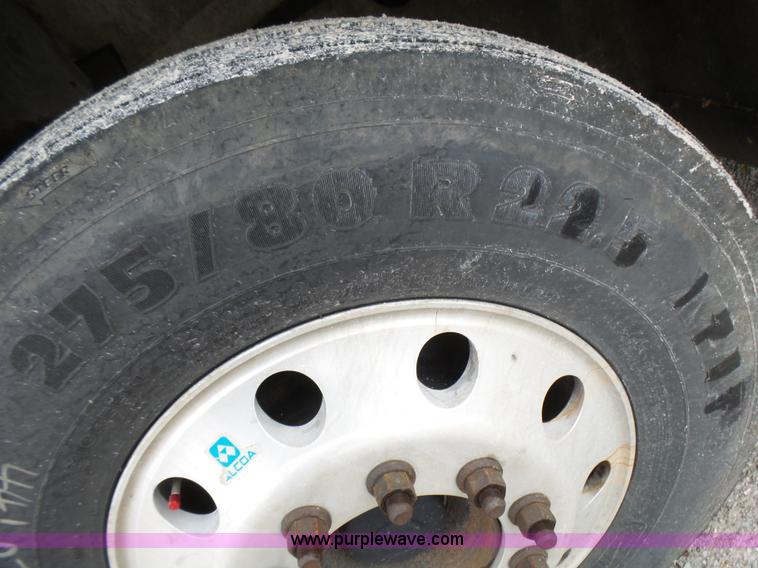 image for item L5420 2005 International 9400i semi truck