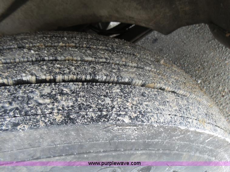 image for item L5420 2005 International 9400i semi truck