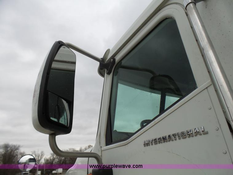 image for item L5420 2005 International 9400i semi truck