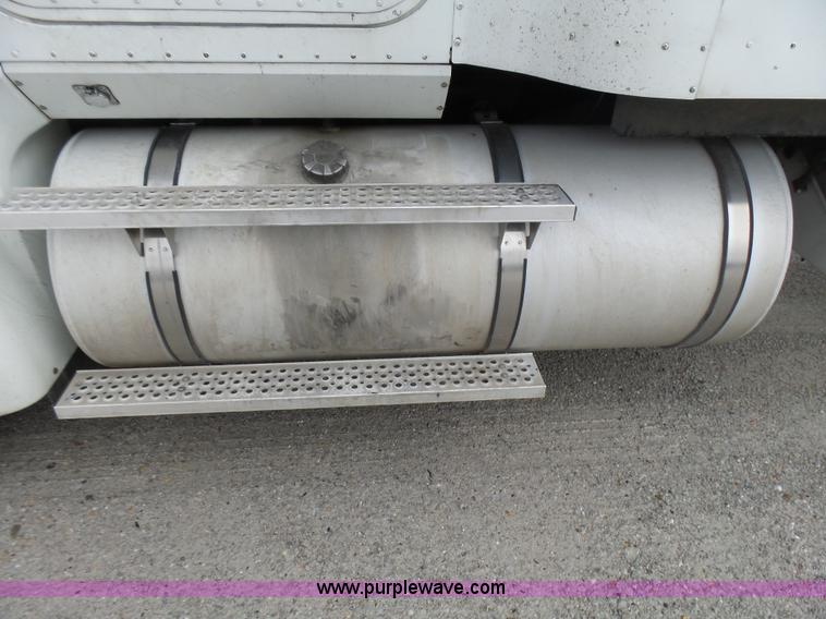 image for item L5420 2005 International 9400i semi truck