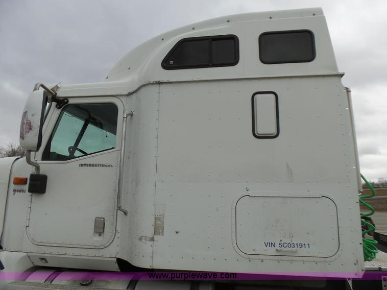 image for item L5420 2005 International 9400i semi truck