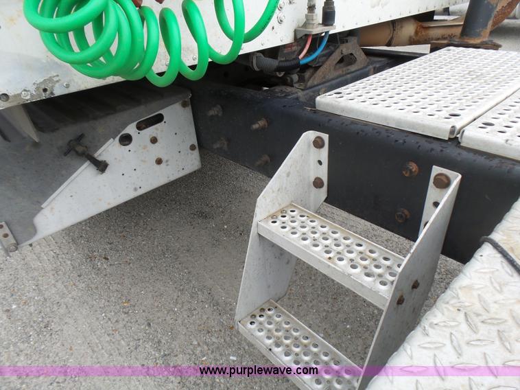 image for item L5420 2005 International 9400i semi truck