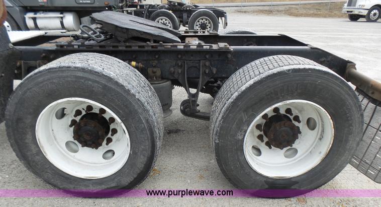 image for item L5420 2005 International 9400i semi truck