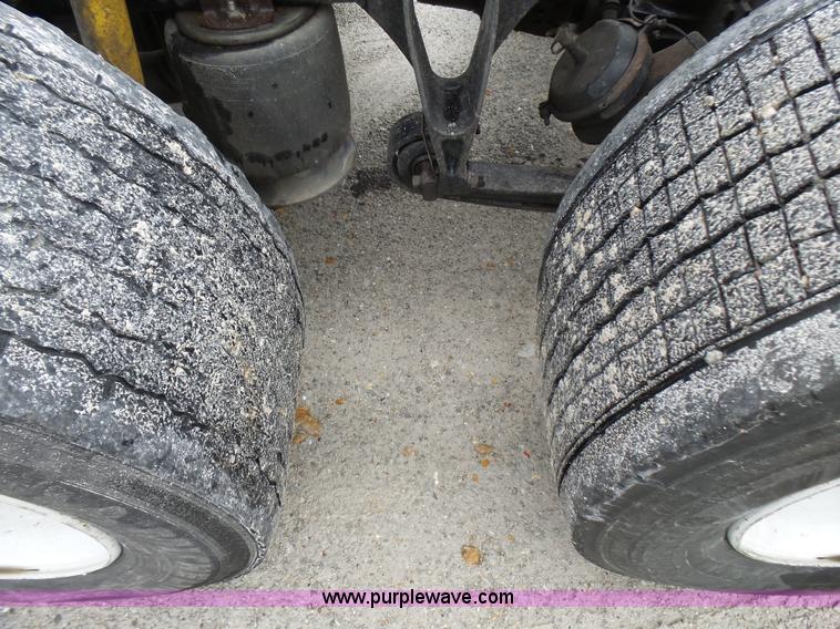 image for item L5420 2005 International 9400i semi truck