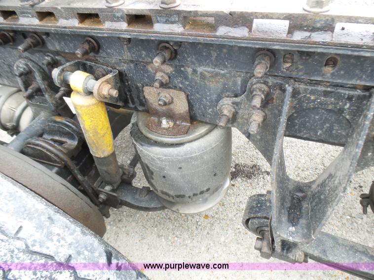 image for item L5420 2005 International 9400i semi truck