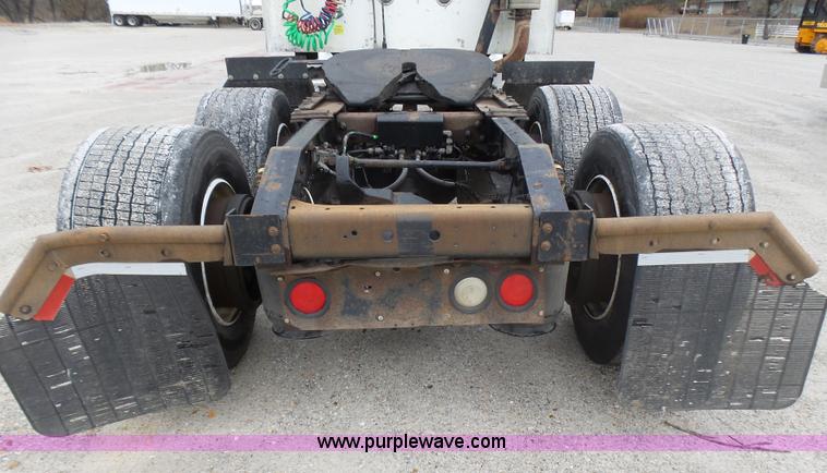 image for item L5420 2005 International 9400i semi truck