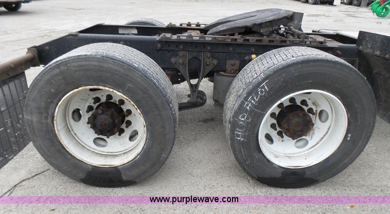 image for item L5420 2005 International 9400i semi truck