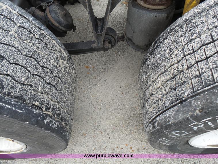 image for item L5420 2005 International 9400i semi truck