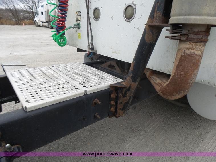 image for item L5420 2005 International 9400i semi truck