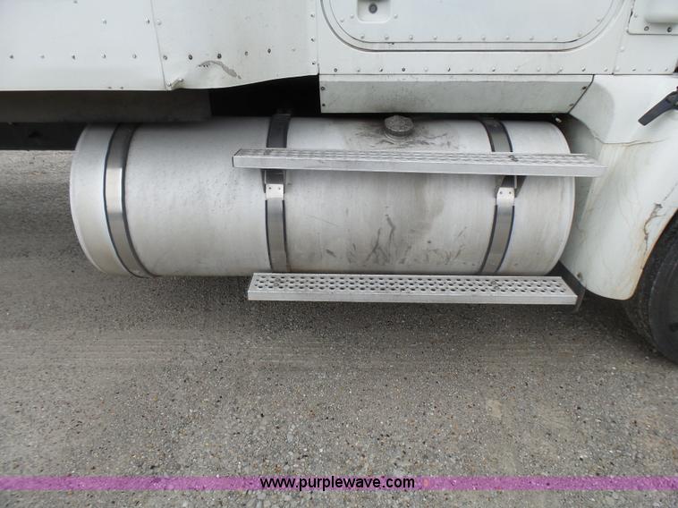 image for item L5420 2005 International 9400i semi truck