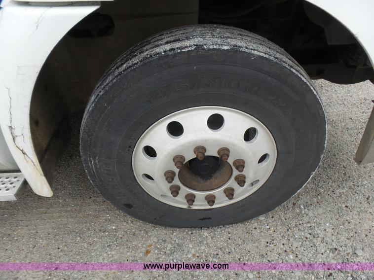 image for item L5420 2005 International 9400i semi truck