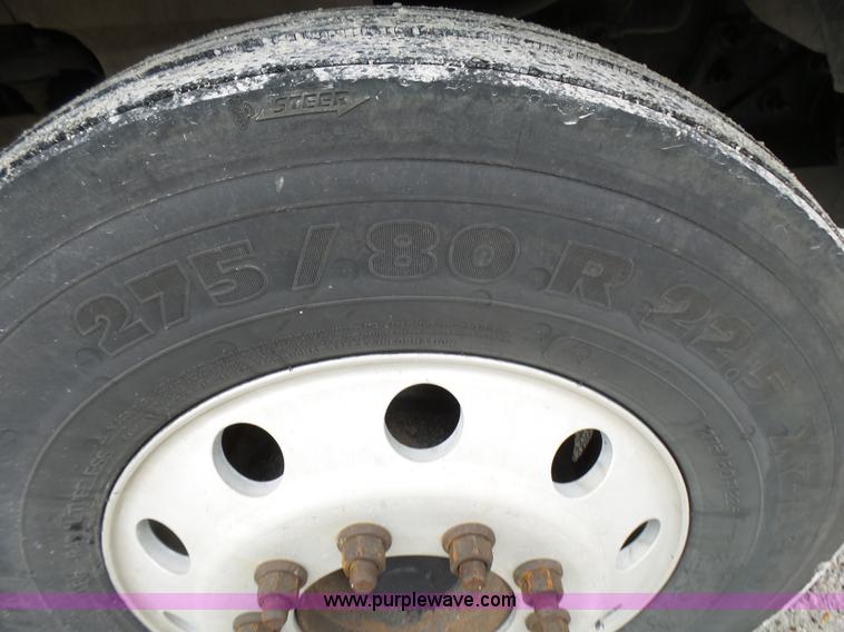 image for item L5420 2005 International 9400i semi truck