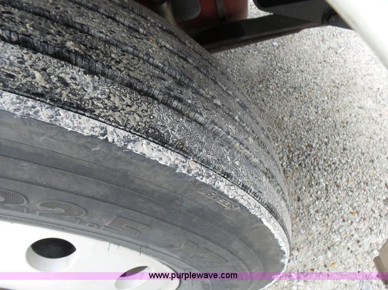 image for item L5420 2005 International 9400i semi truck