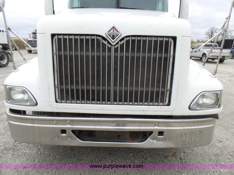image for item L5420 2005 International 9400i semi truck