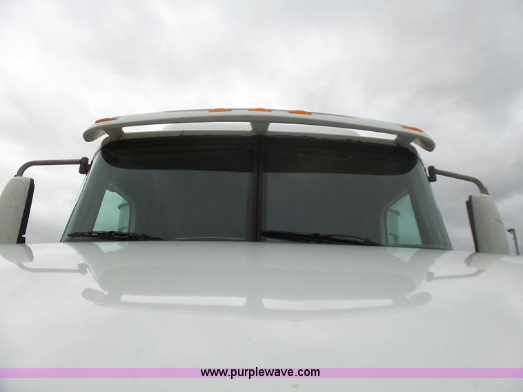 image for item L5420 2005 International 9400i semi truck