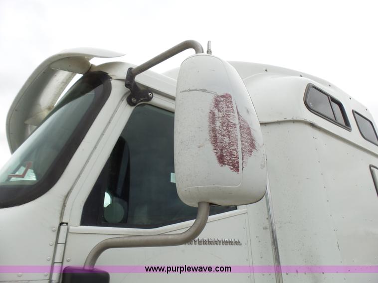 image for item L5420 2005 International 9400i semi truck