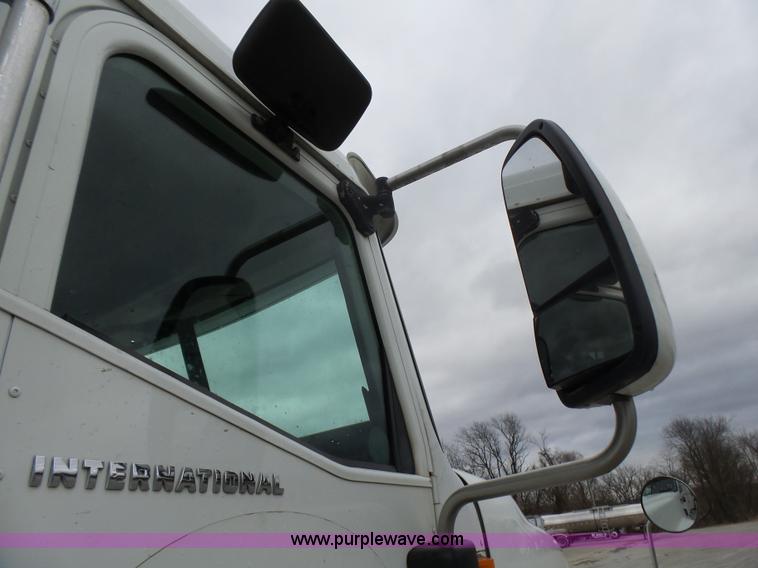 image for item L5420 2005 International 9400i semi truck