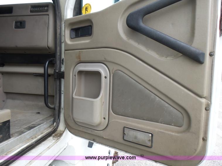 image for item L5420 2005 International 9400i semi truck