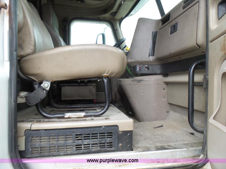 image for item L5420 2005 International 9400i semi truck