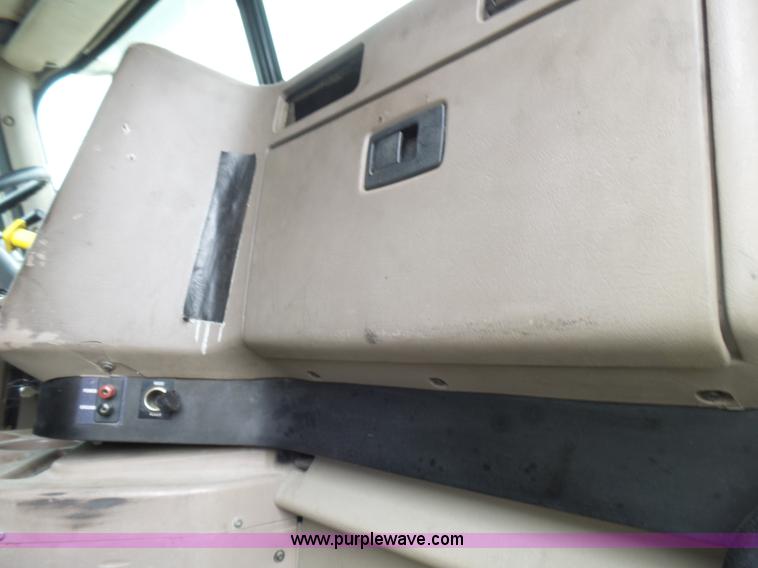 image for item L5420 2005 International 9400i semi truck