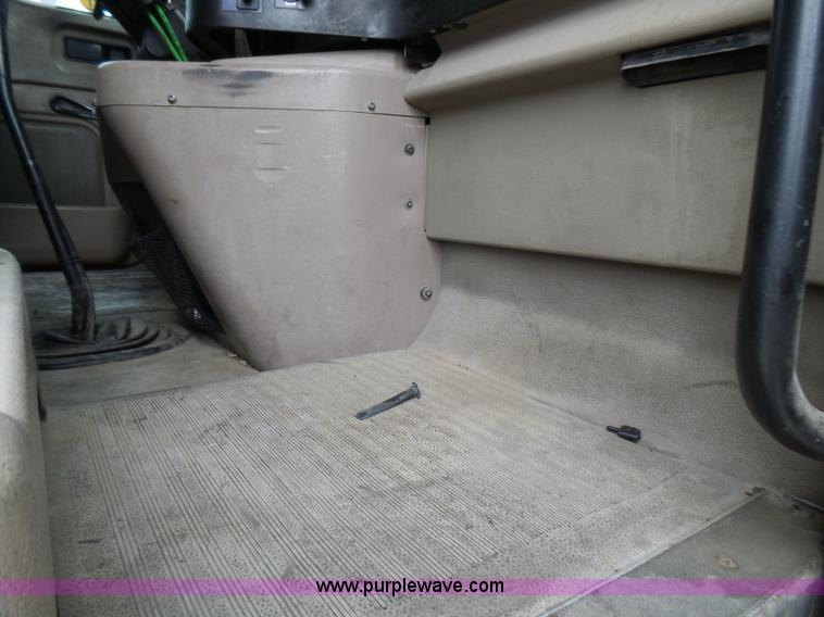 image for item L5420 2005 International 9400i semi truck