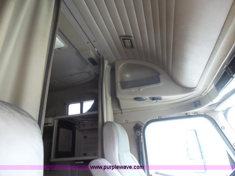 image for item L5420 2005 International 9400i semi truck