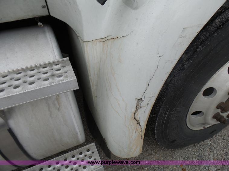 image for item L5420 2005 International 9400i semi truck