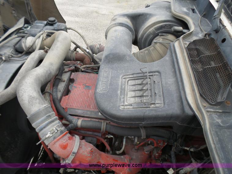 image for item L5420 2005 International 9400i semi truck