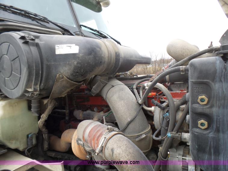 image for item L5420 2005 International 9400i semi truck