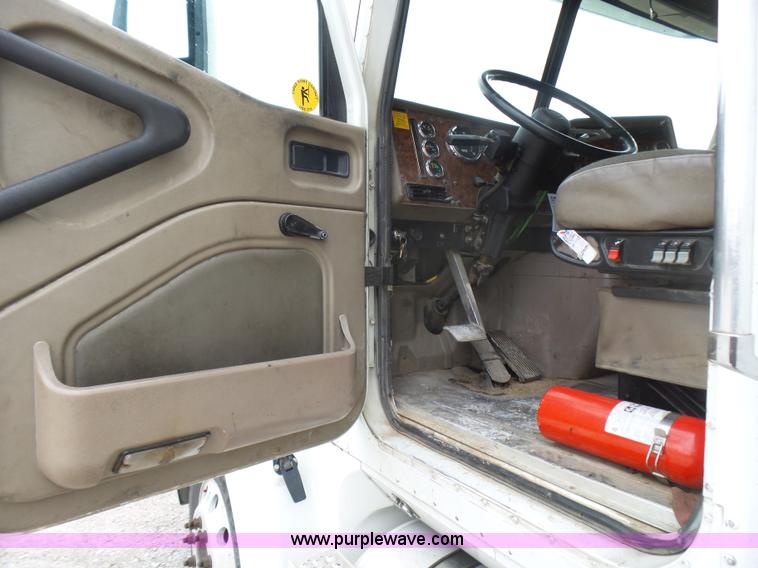 image for item L5420 2005 International 9400i semi truck