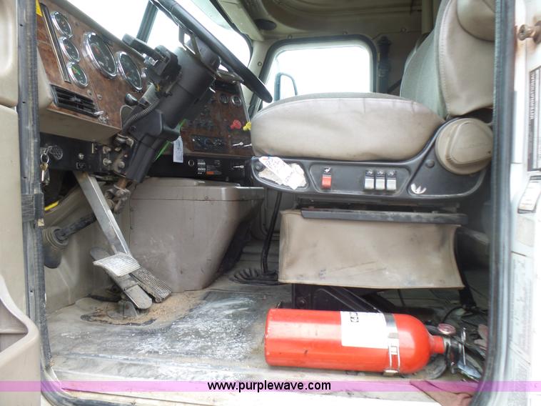 image for item L5420 2005 International 9400i semi truck