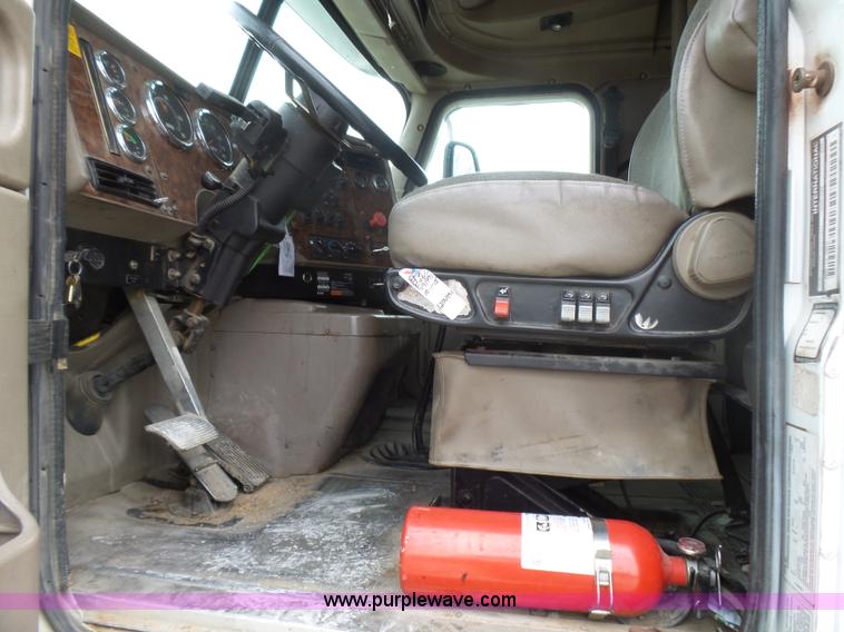 image for item L5420 2005 International 9400i semi truck