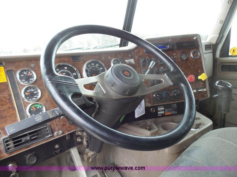 image for item L5420 2005 International 9400i semi truck