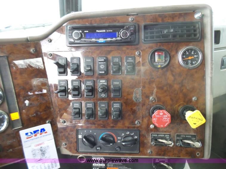 image for item L5420 2005 International 9400i semi truck