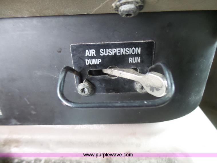 image for item L5420 2005 International 9400i semi truck