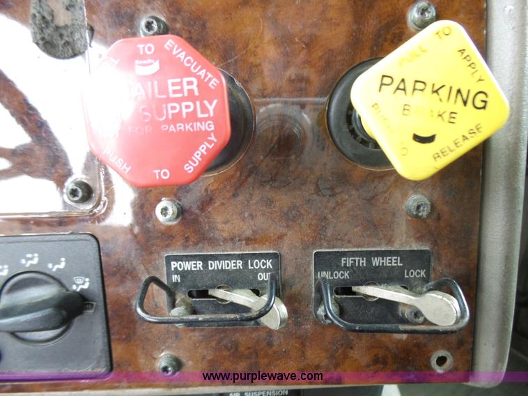 image for item L5420 2005 International 9400i semi truck