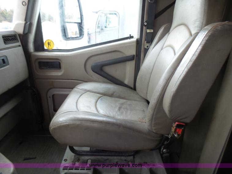 image for item L5420 2005 International 9400i semi truck