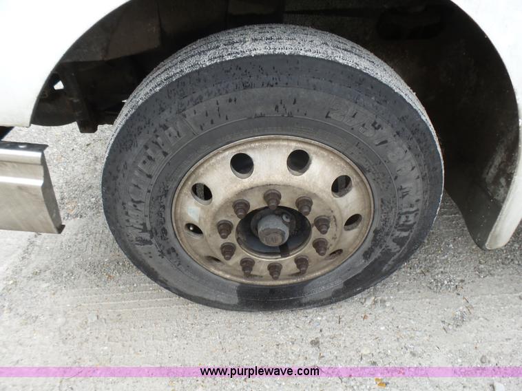 image for item L5421 2007 International 9400i semi truck