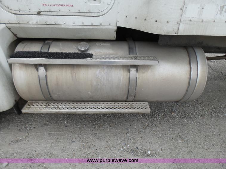 image for item L5421 2007 International 9400i semi truck