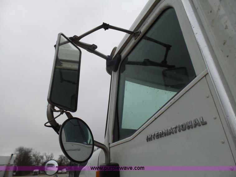 image for item L5421 2007 International 9400i semi truck