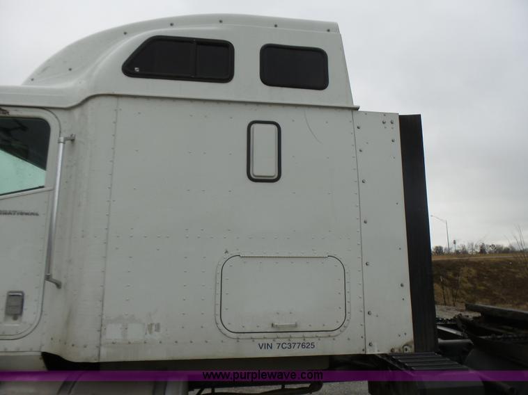 image for item L5421 2007 International 9400i semi truck