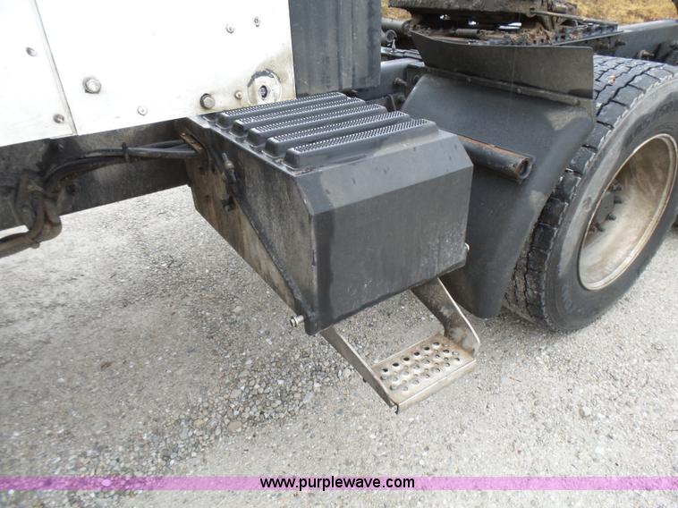 image for item L5421 2007 International 9400i semi truck