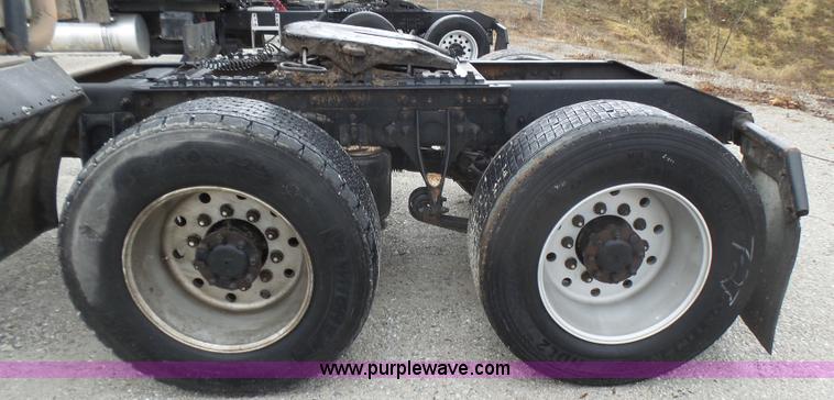 image for item L5421 2007 International 9400i semi truck