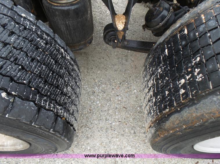 image for item L5421 2007 International 9400i semi truck