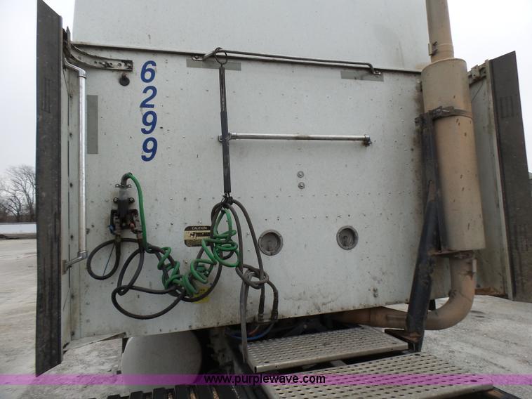 image for item L5421 2007 International 9400i semi truck