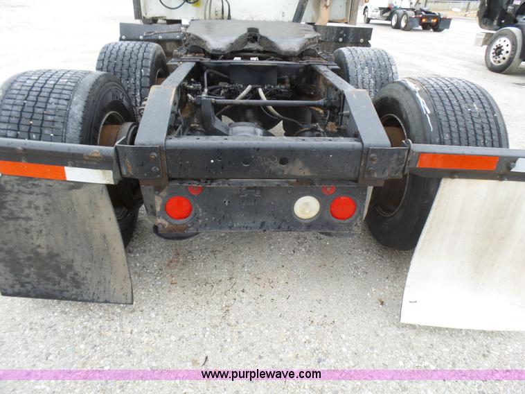 image for item L5421 2007 International 9400i semi truck