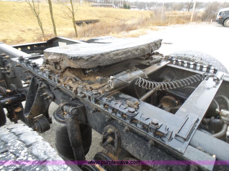 image for item L5421 2007 International 9400i semi truck